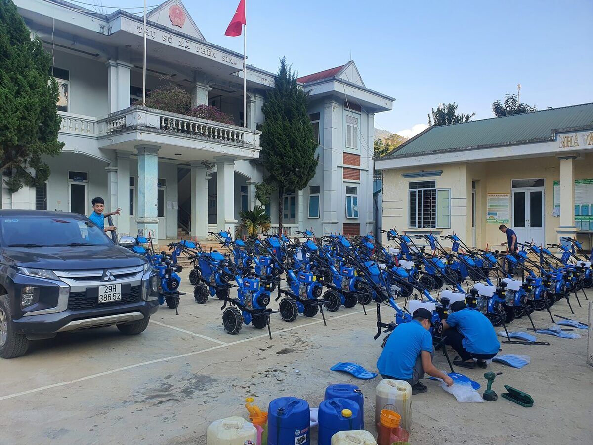 Đội ngũ ICC hướng dẫn vận hành máy cho bà con vùng cao