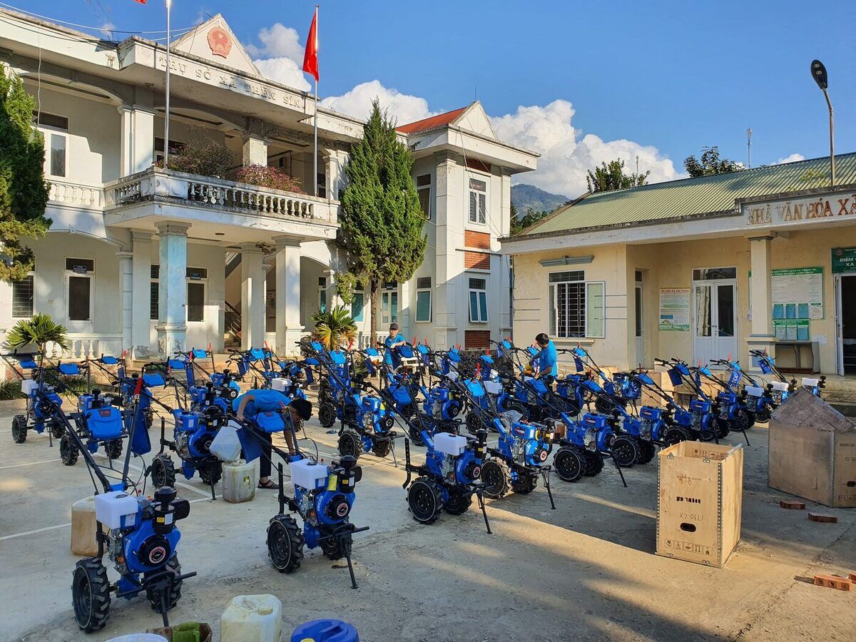 Dàn máy xới ICC được bàn giao tại xã vùng cao