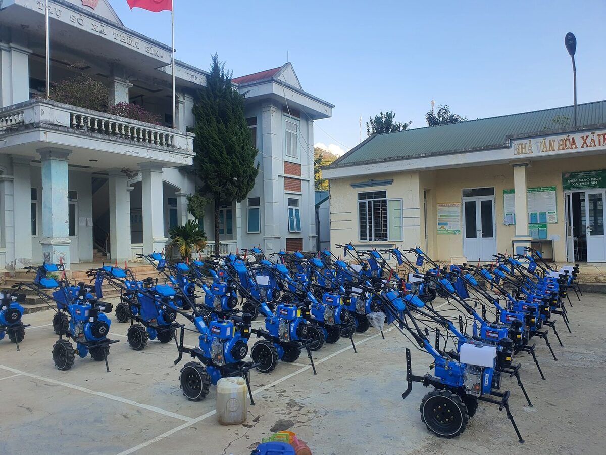 Máy xới đất ICC xếp hàng bàn giao cho bà con nông dân