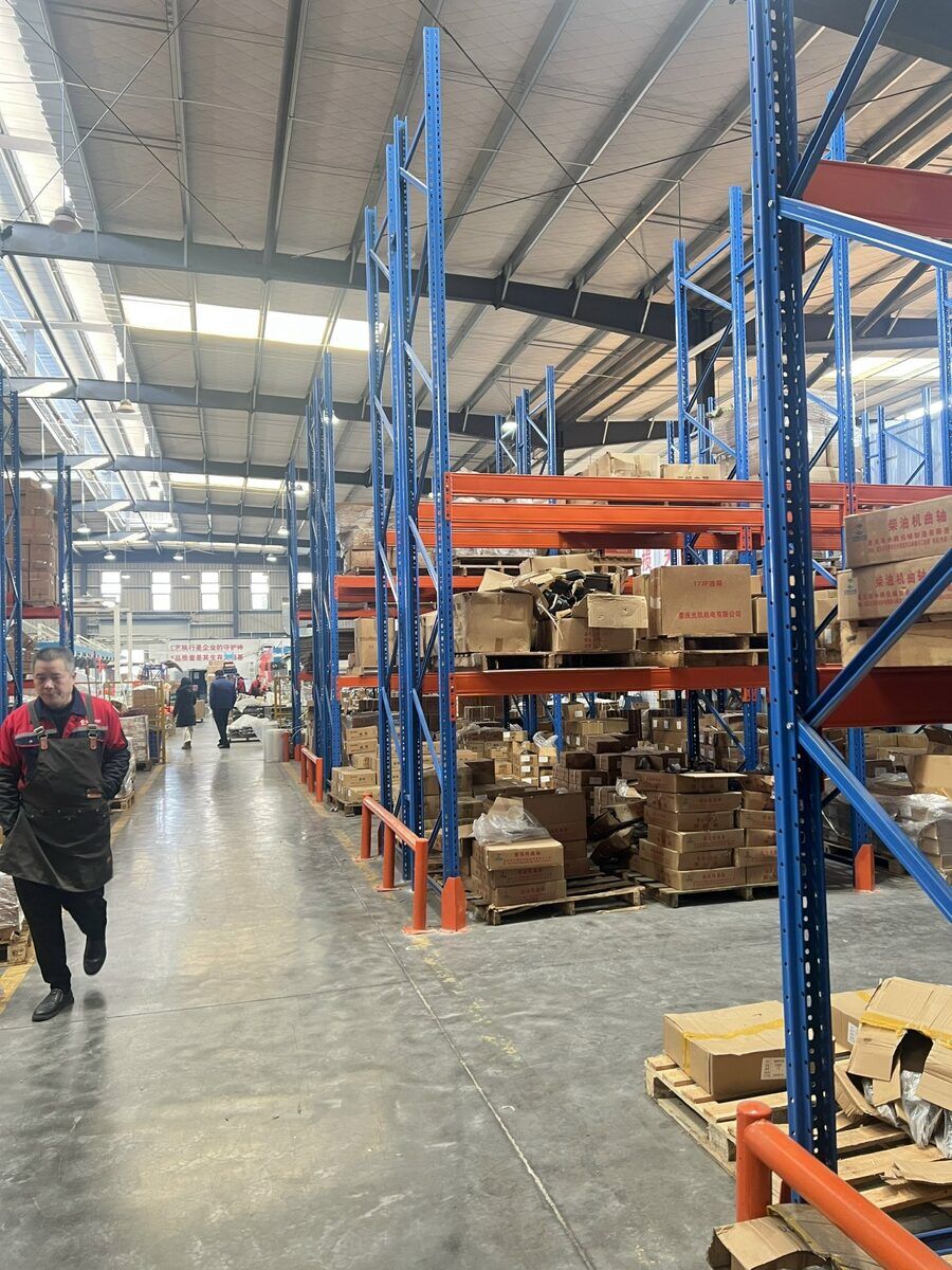 Công nhân vận hành dây chuyền lắp ráp